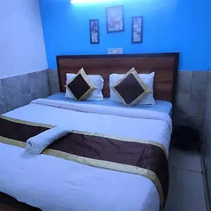Hotel Moon Chanakyapuri Satya Niketan- Couple Friendly